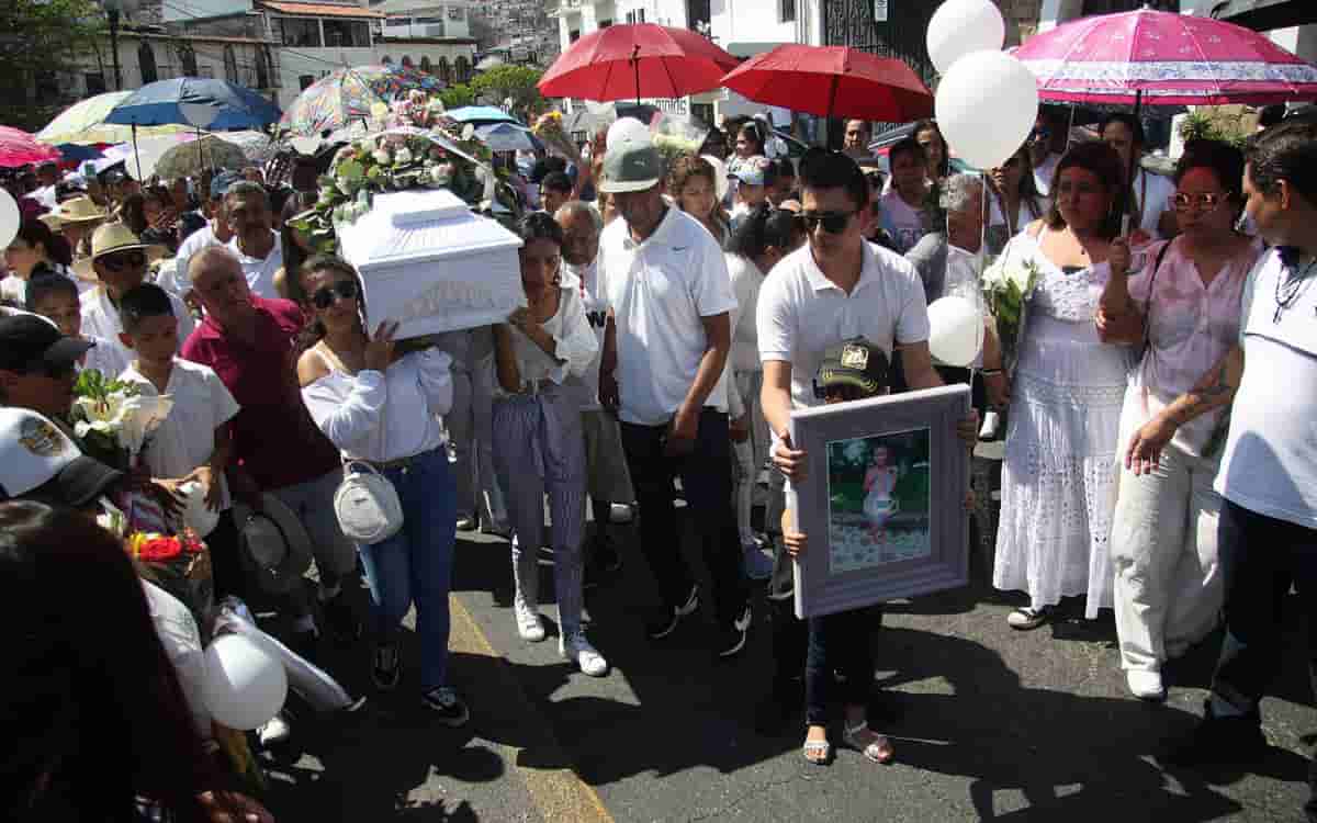 Dan el último adiós con globos y flores a Camila