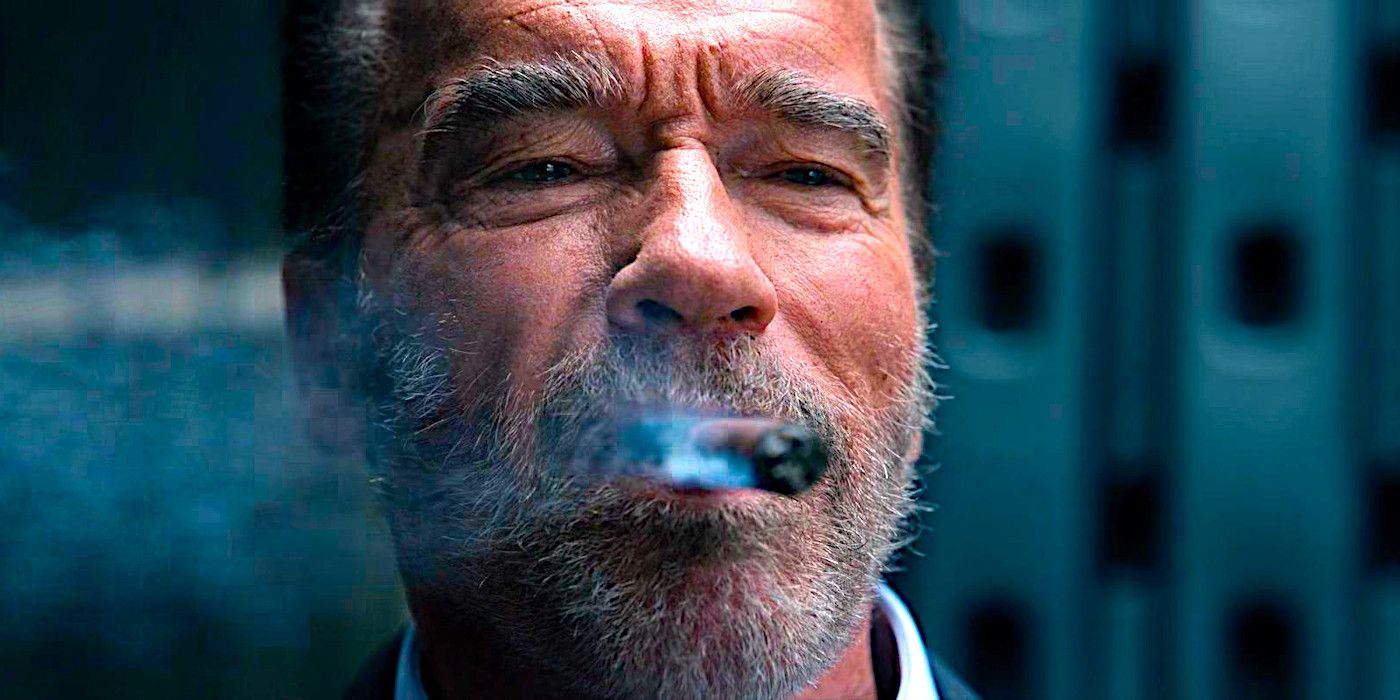 Arnold Schwarzenegger sonríe mientras fuma un cigarro en una escena de la temporada 1 de FUBAR