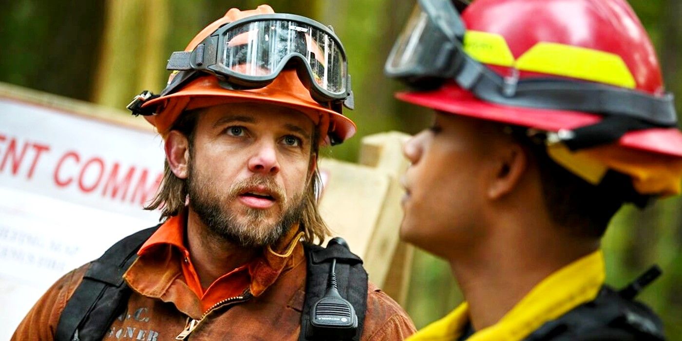 Bode viste su traje de bombero naranja con un colega en Fire Country