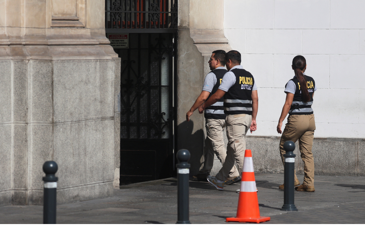 Fiscalía de Perú allana el Palacio de Gobierno y la casa de Dina Boluarte por ‘caso Rolex’ | Video