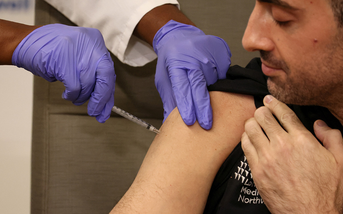 Hombre de 62 años se vacunó 217 veces contra Covid-19; así reaccionó su cuerpo