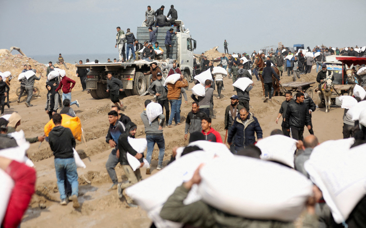 Israel acusa a la UNRWA de ‘mentir’ tras denunciar bloqueos a camiones cargados con ayuda humanitaria en Gaza