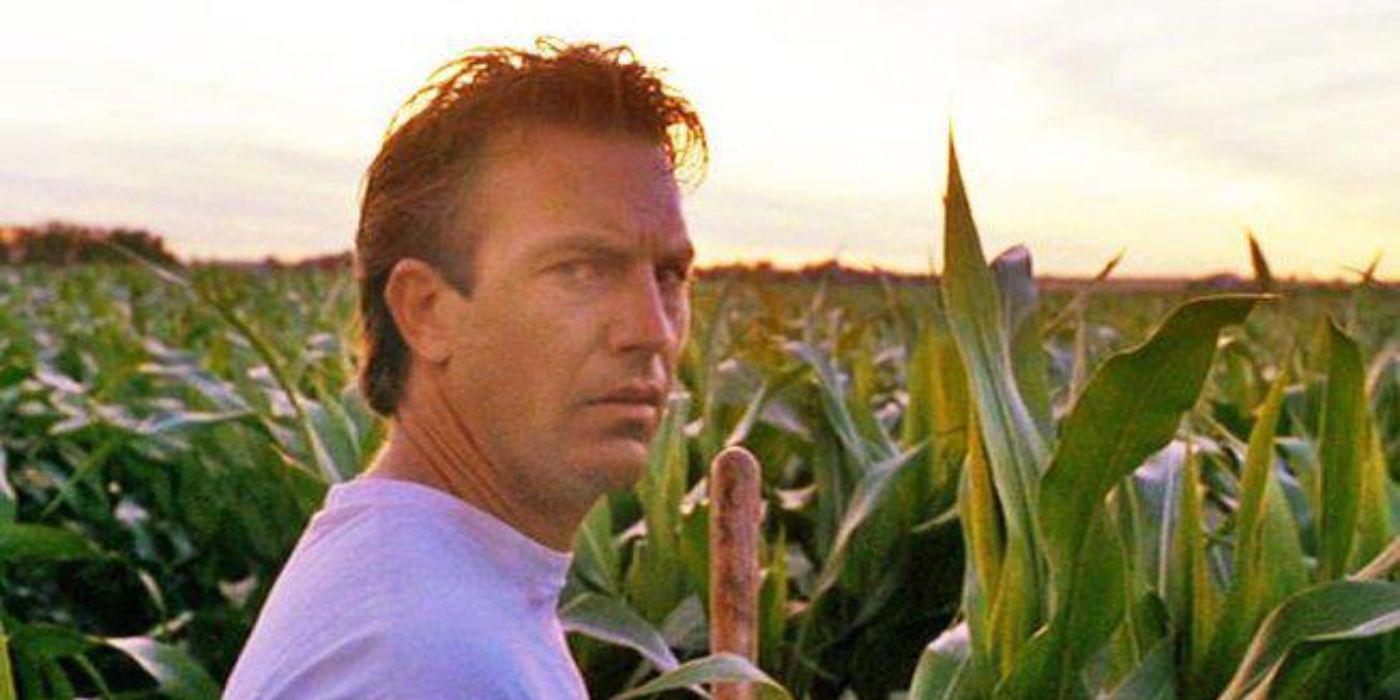 Kevin Costner como Ray parado en un campo de maíz en Field of Dreams
