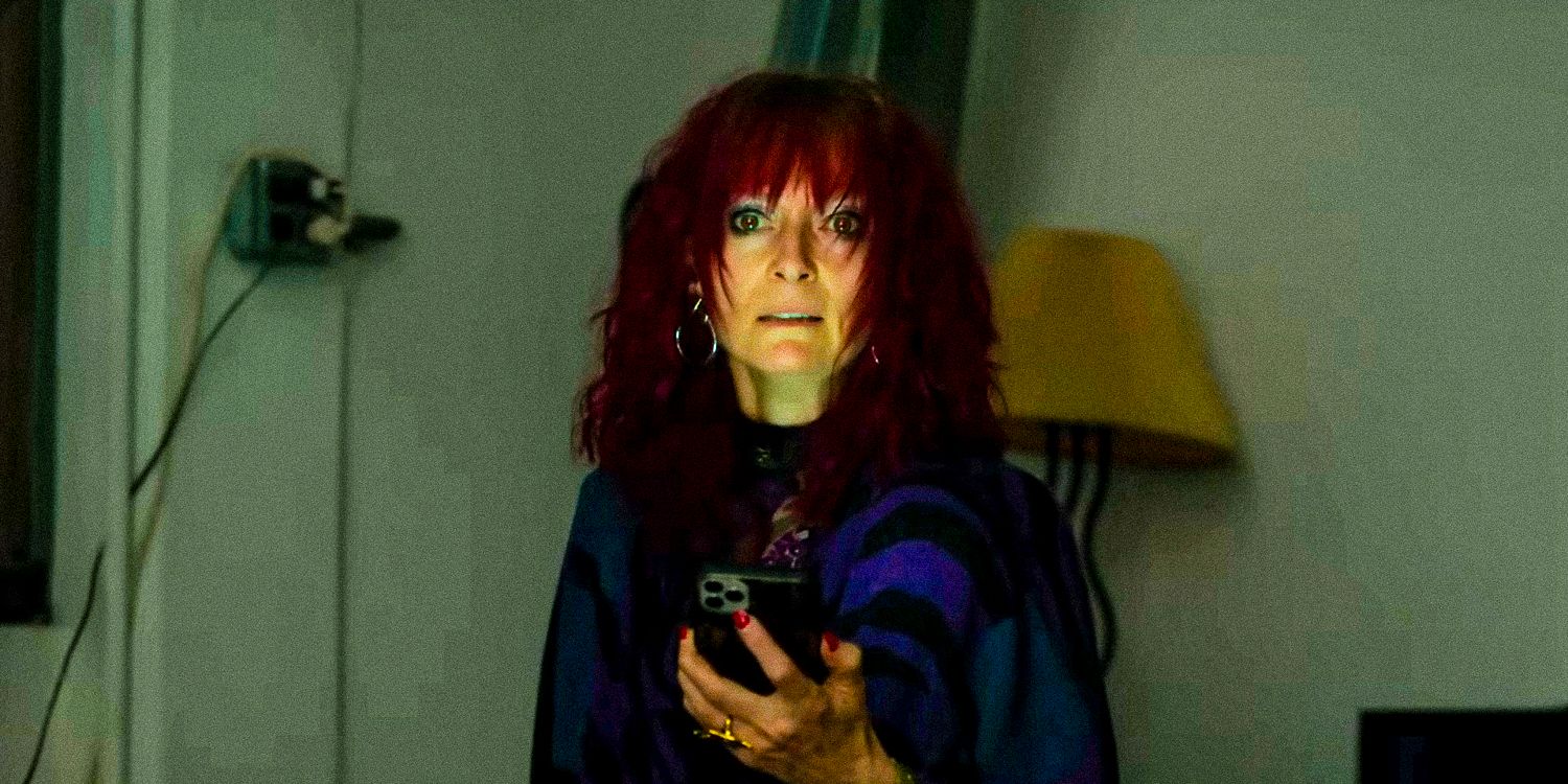 Tilda Swinton como Elizabeth mirando a la cámara en Problemista