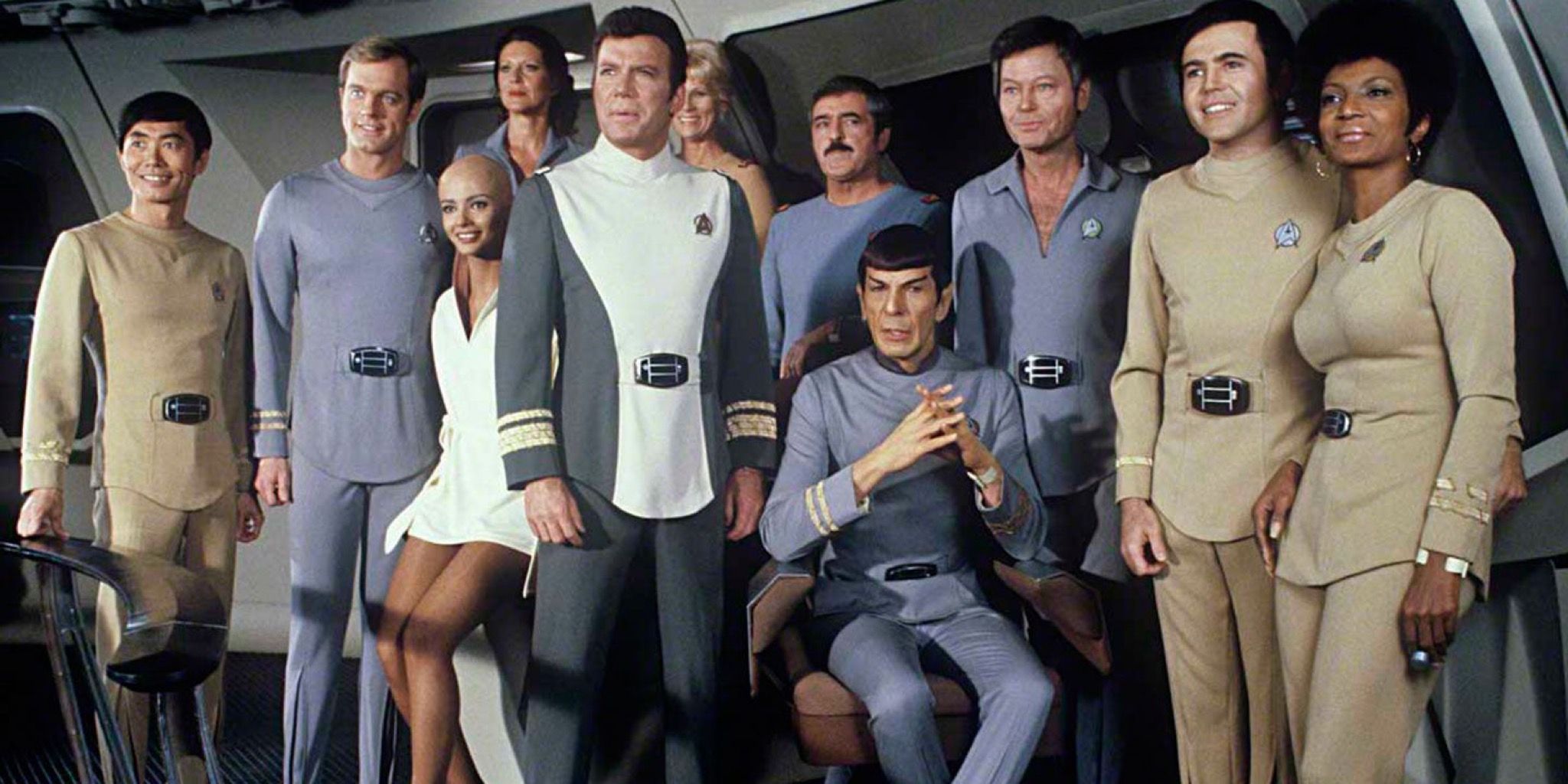 Una imagen fija del grupo Enterprise tomando una fotografía de Star Trek: The Motion Picture (1979)