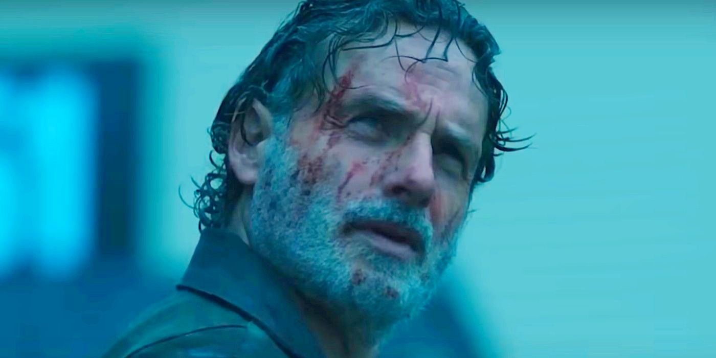 Andrew Lincoln como Rick Grimes cubierto de sangre y mirando hacia arriba en The Walking Dead The Ones Who Live