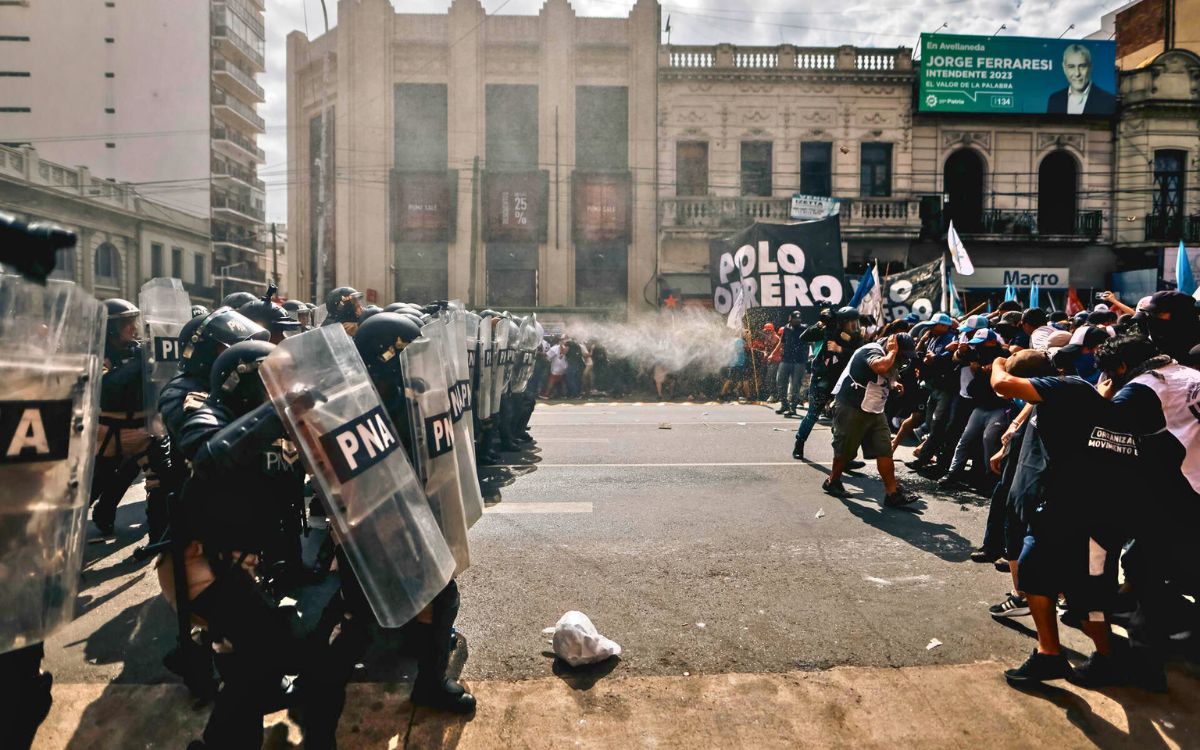 Policía argentina carga contra las manifestaciones en defensa de los comedores populares