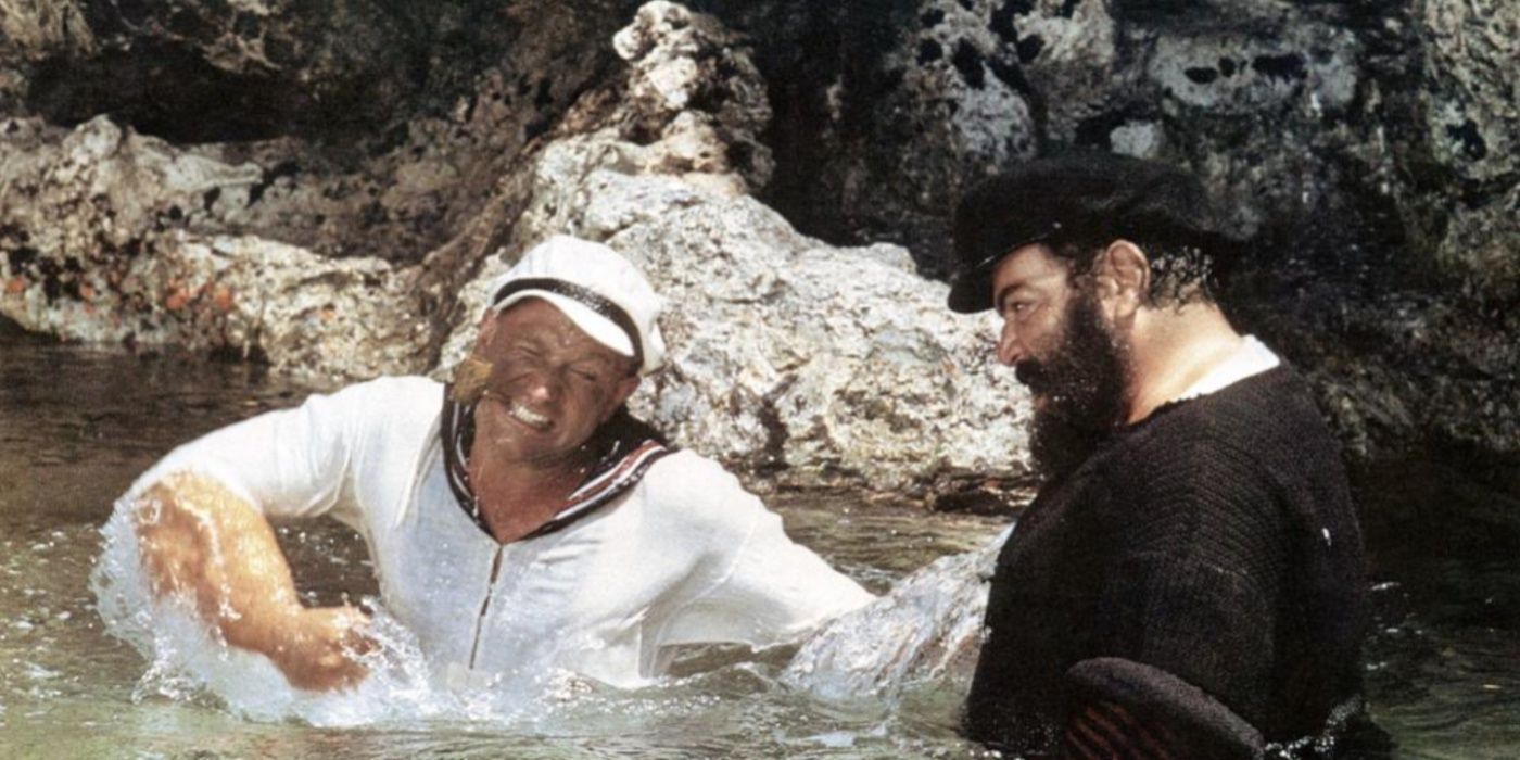 Popeye (Robin Williams) peleando en el agua en Popeye