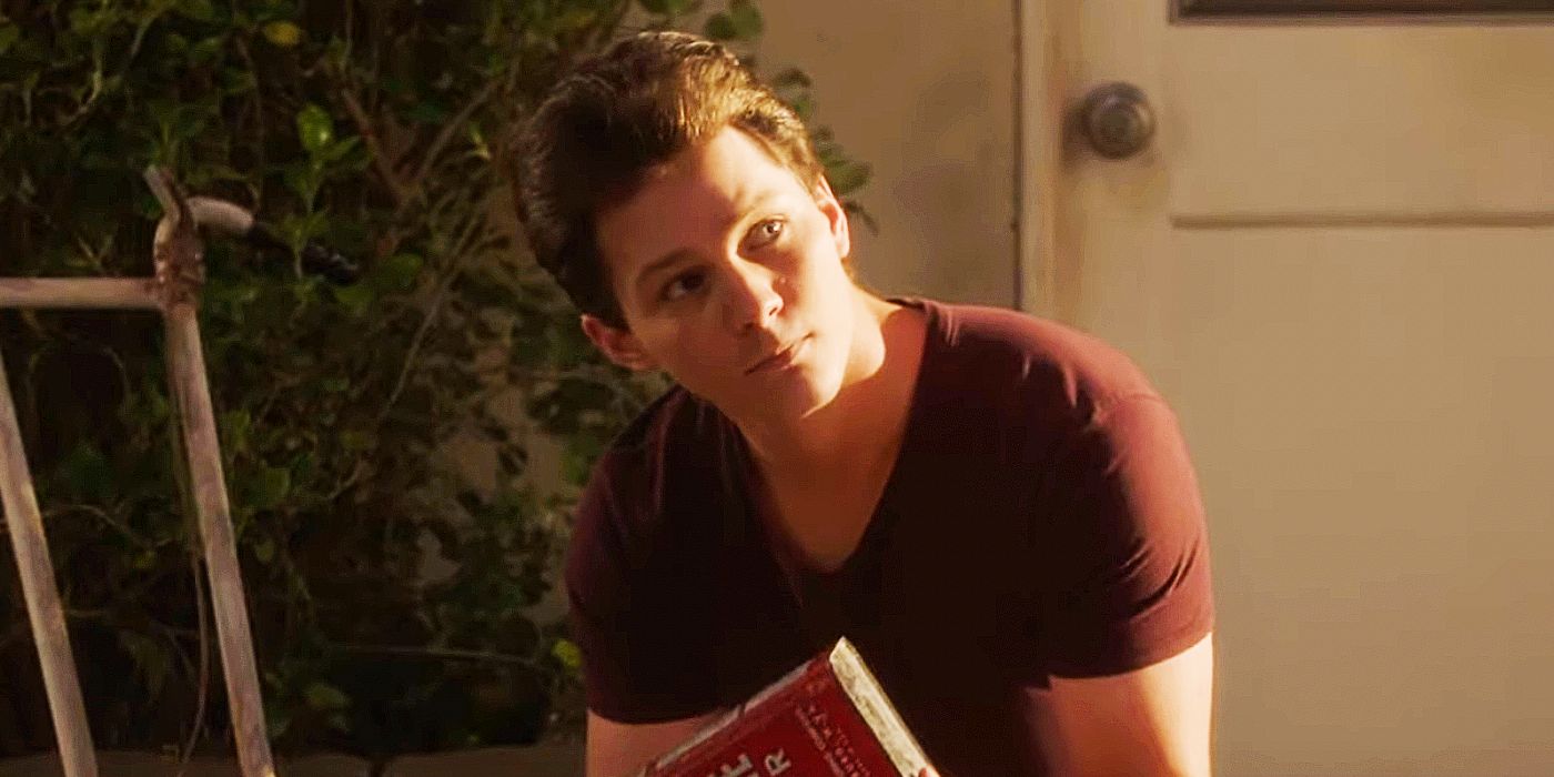 Montana Jordan como Georgie sosteniendo un libro en la temporada 7 de Young Sheldon