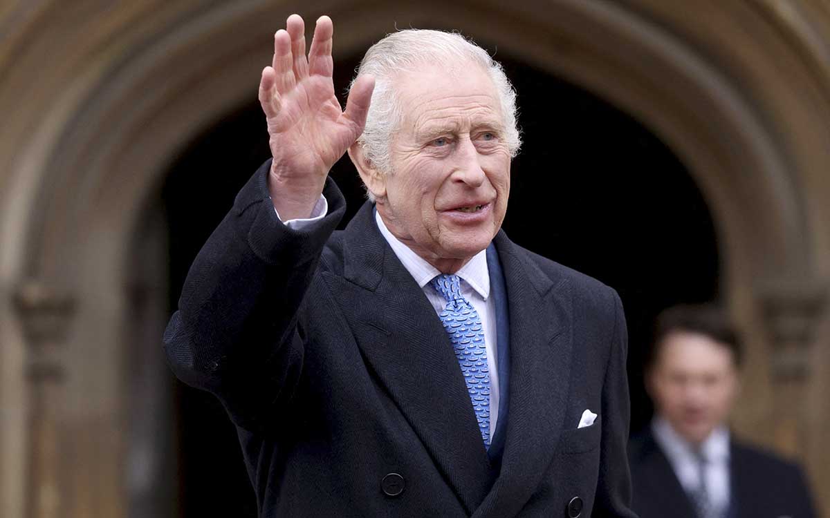 Reaparece Carlos III y saluda a la multitud tras asistir a una misa en Windsor