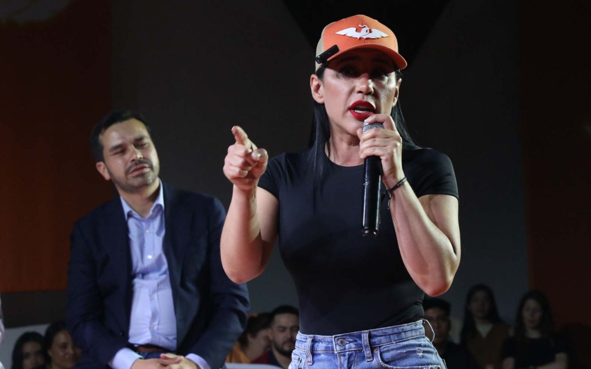 Sandra Cuevas invita a Máynez a tomar una 'licuachela' en Tepito durante evento