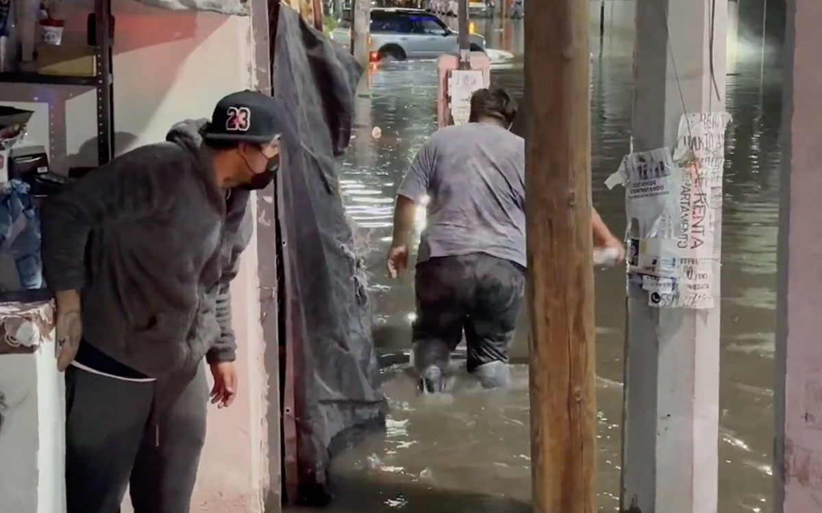 Se inundan calles de Tultitlán por ruptura de ducto de agua potable | Video