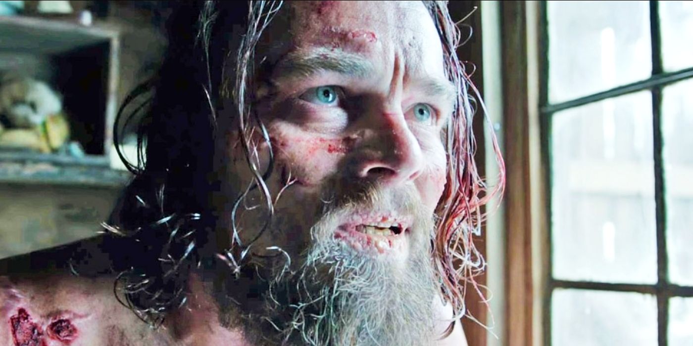 Hugh Glass (Leonardo DiCaprio), cubierto de lesiones, mira por una ventana en The Revenant.