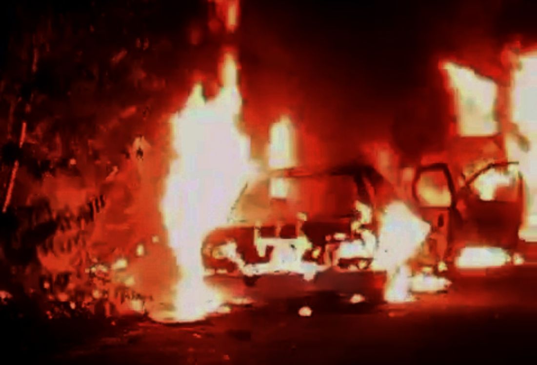 Transportistas se enfrentan y queman vehículos en Chiapas | Video