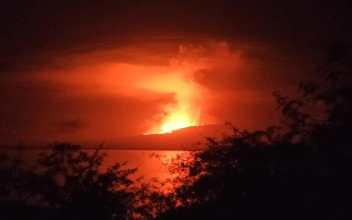 Volcán en Galápagos entra en erupción