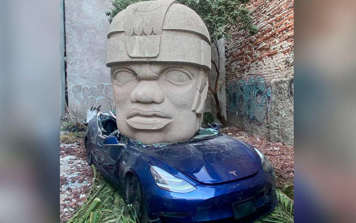 ¡Una cabeza Olmeca aplastó un auto Tesla! Esto sabemos | Video