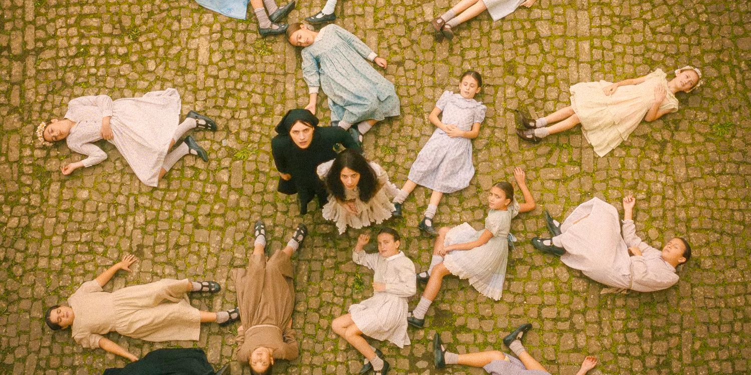 Toma aérea con Margaret y Carlita en el centro y algunas niñas del orfanato tiradas en el suelo a su alrededor en The First Omen.