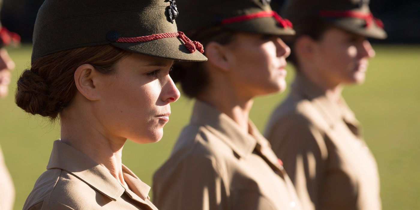 Megan (Kate Mara) haciendo cola con sus compañeros marines en Megan Leavey