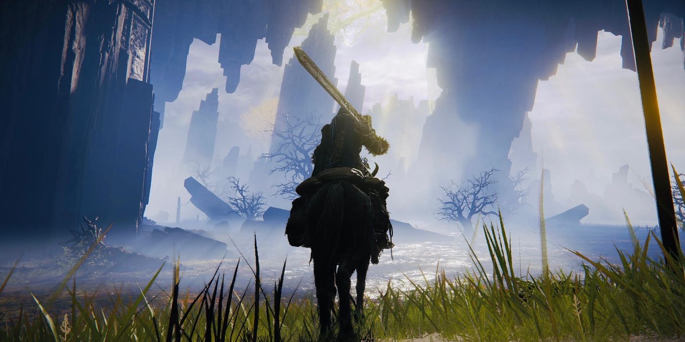 Un jugador que contempla una caverna a caballo con una gran espada colgada sobre su hombro en Elden Ring.
