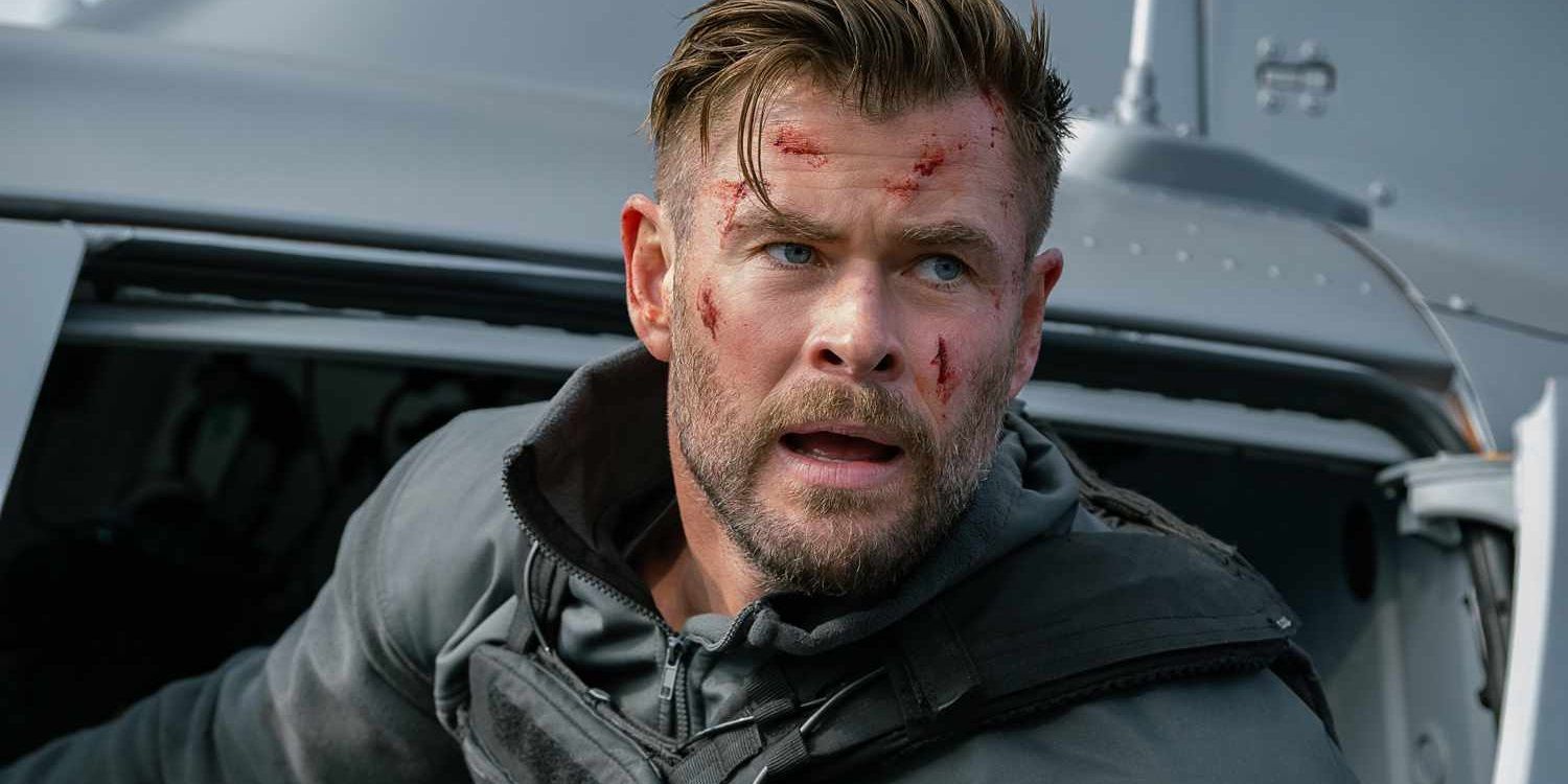 Chris Hemsworth con cortes en la cara en un helicóptero en Extraction 2