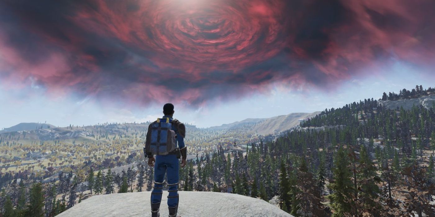Fallout 76: un personaje que domina Skyline Valley mientras aparecen nubes de tormenta rojas en lo alto