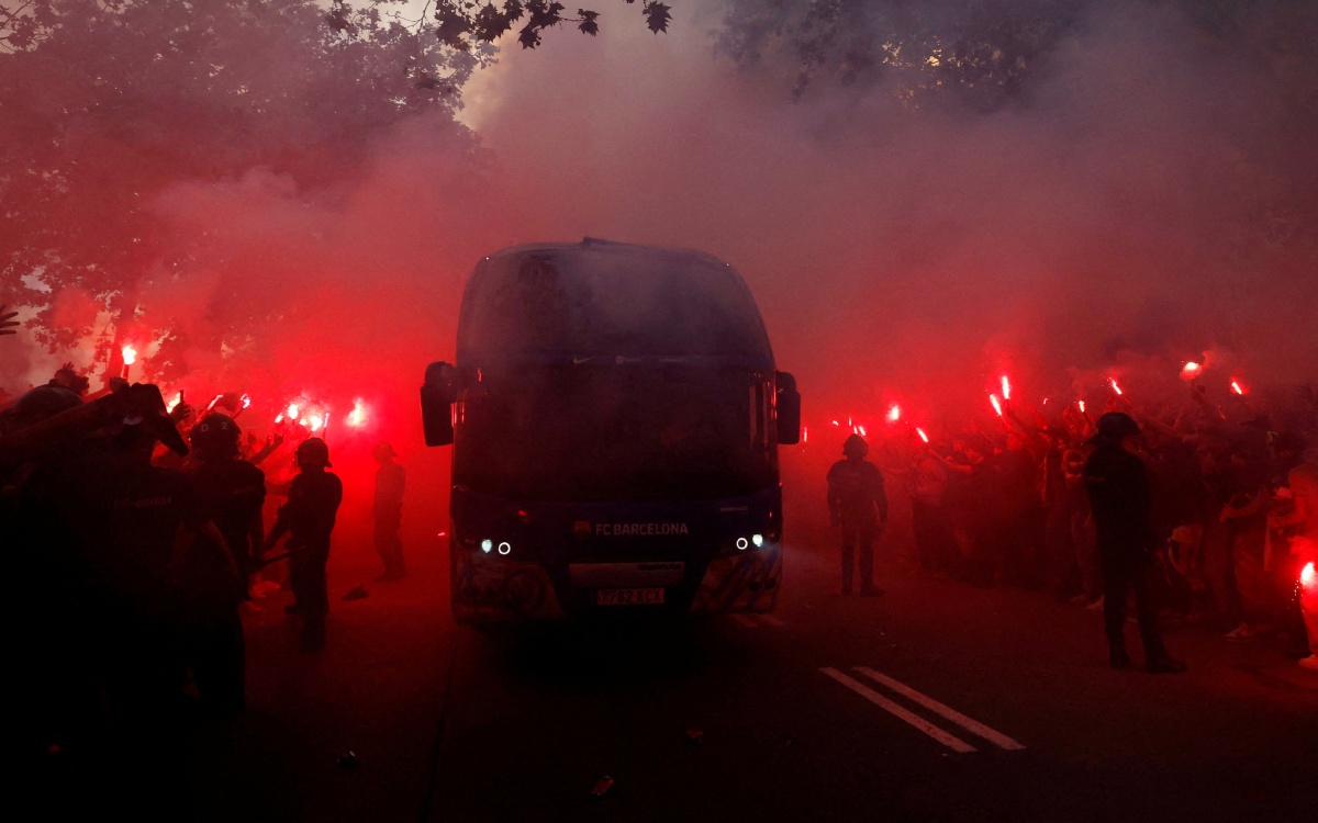 Aficionados del Barça apedrean camión de su equipo… ¡pensando que era del PSG! | Video