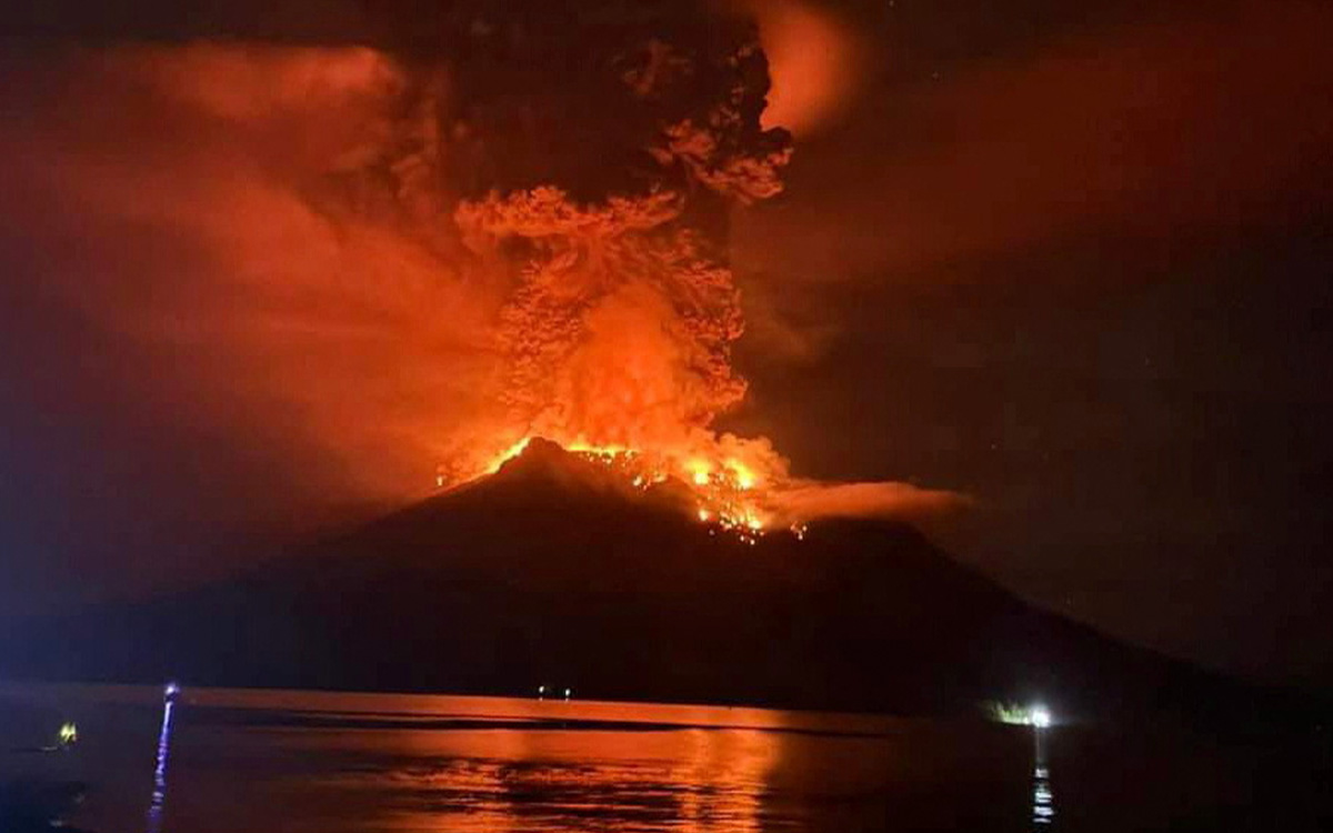Así se vio la impactante erupción del volcán Ruang en Indonesia | Video