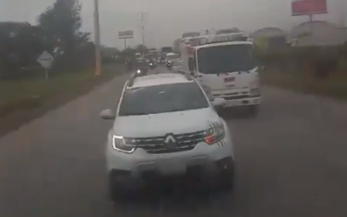 Automovilista dispara a autobús escolar en Colombia | Video