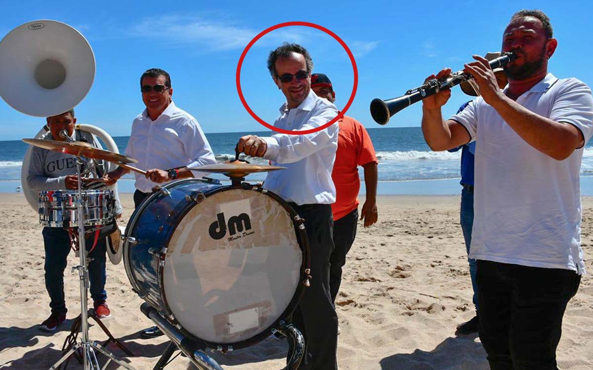 Embajador de Reino Unido en México toca y baila banda en playa de Mazatlán | Video