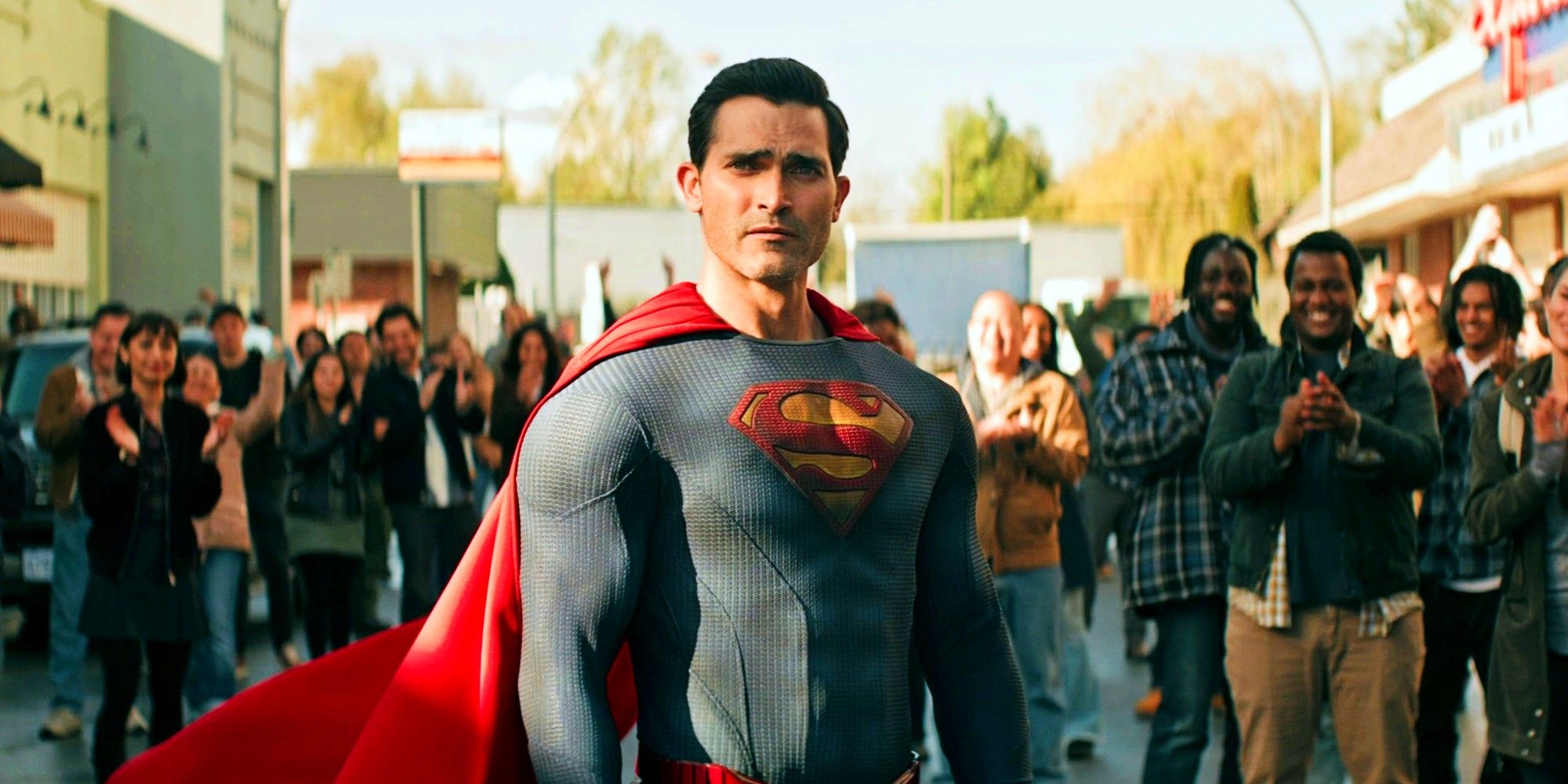 Tyler Hoechlin como Superman parado entre una multitud en Superman y Lois