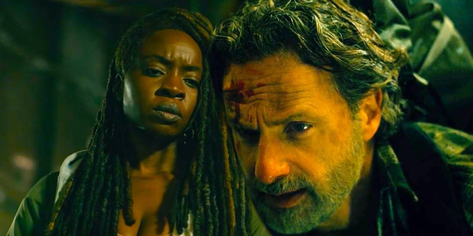Michonne mirando hacia abajo y Rick sangrando por la frente en el episodio 5 de The Walking Dead The Ones Who Live