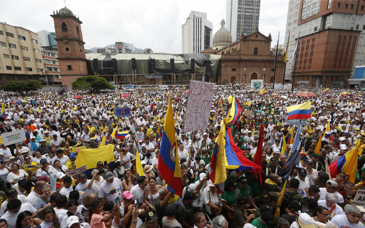 Marchan miles contra las reformas de Petro en Colombia
