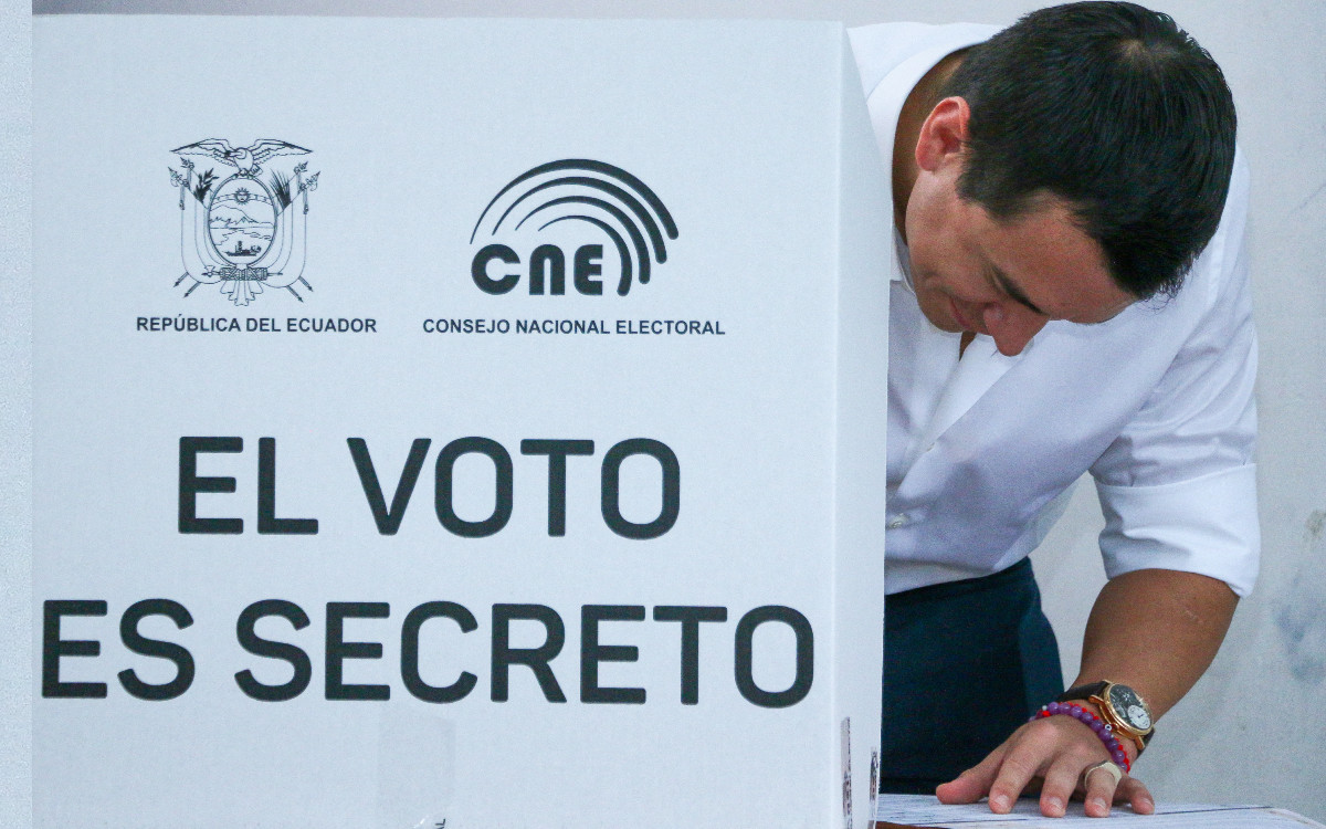 Noboa pierde 2 de las 11 preguntas en referéndum en Ecuador, perfila sondeo
