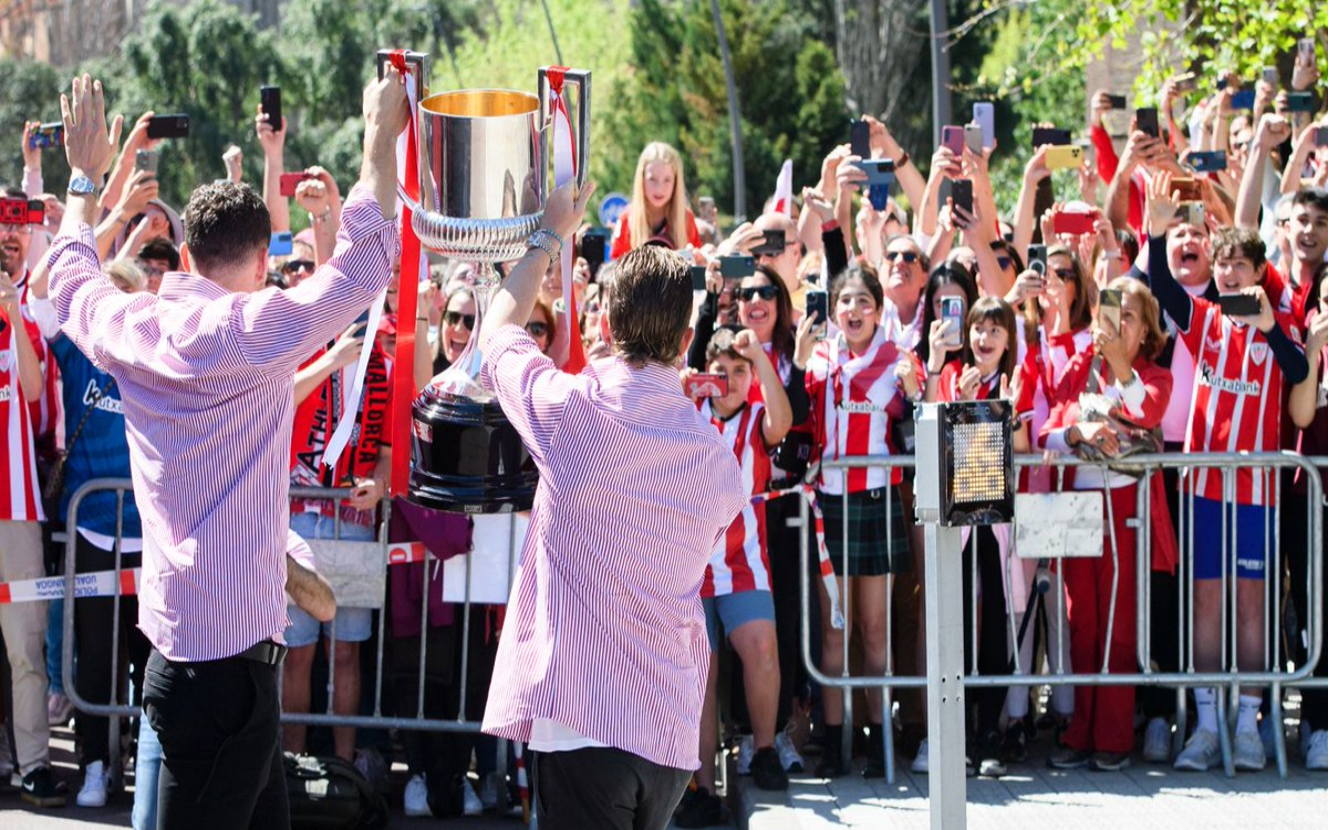 Ofrecen Leones la Copa del Rey a toda su manada en el Ayuntamiento de Bilbao | Video