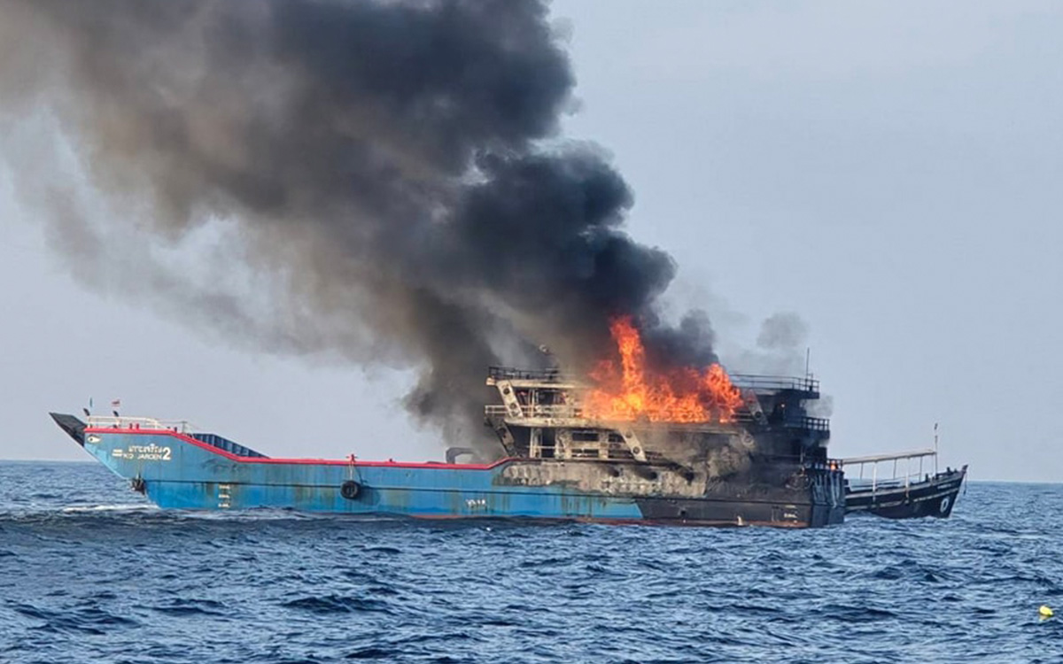 Pasajeros se lanzan al mar mientras incendio consume ferry en Tailandia | Video