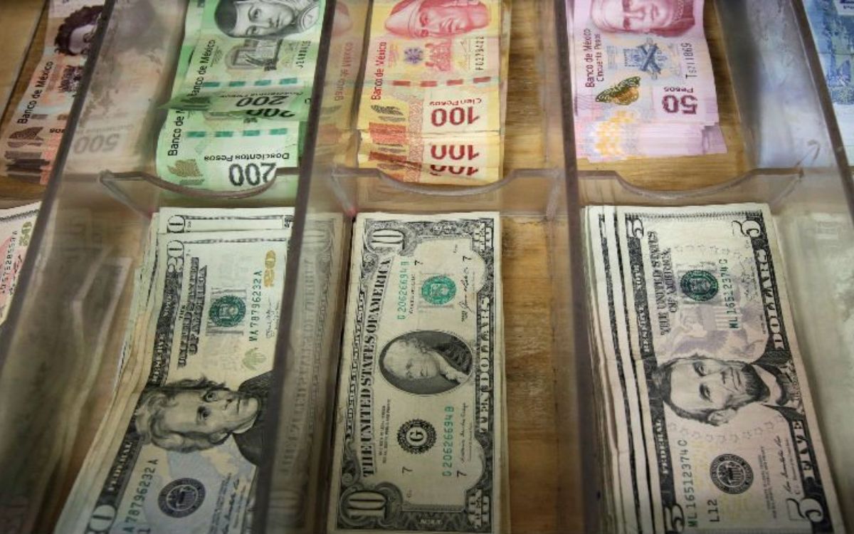 Peso mexicano toca peor nivel desde febrero; dólar sube impulsado por solidez de la economía