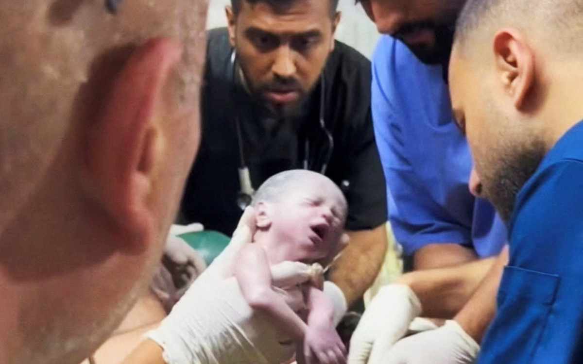 Sacan a bebé del vientre de su madre fallecida tras ataque aéreo israelí en Gaza