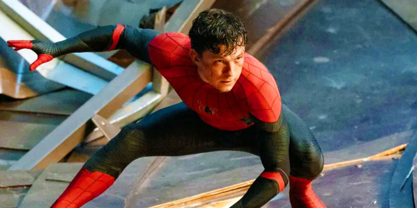 Peter Parker de Tom Holland peleando al final de Spider-Man No Way Home, con traje pero sin máscara