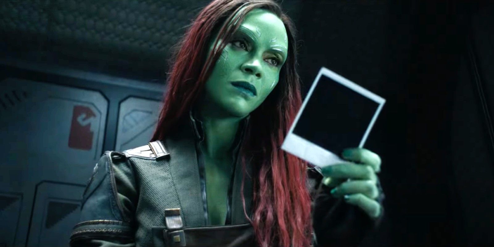 Zoe Saldaña como Gamora mirando una foto antigua en Guardianes de la Galaxia Vol.  3