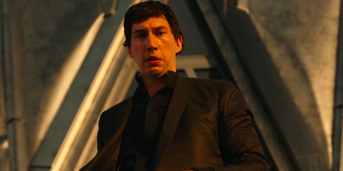 Adam Driver como Cesar parado en el techo de un edificio en Megalópolis