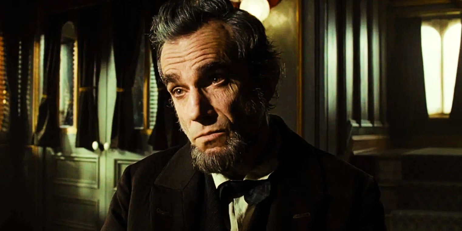 Daniel Day-Lewis como Abraham Lincoln mirando intensamente a alguien en Lincoln