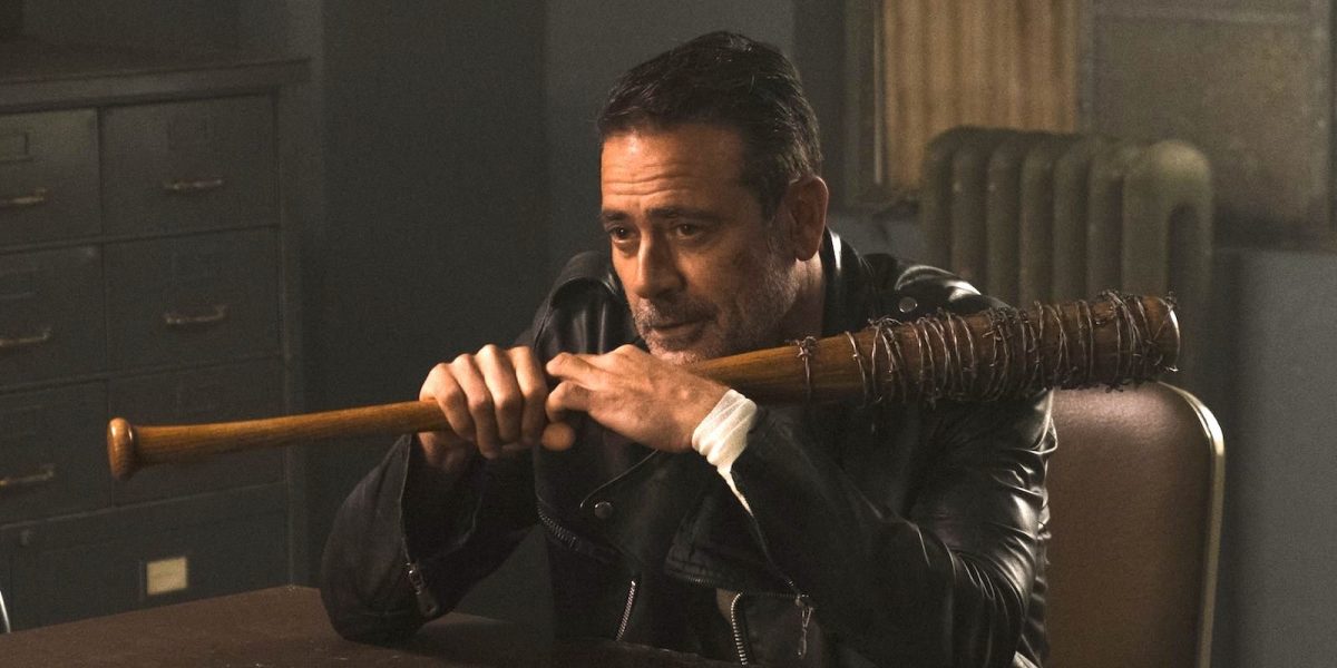 El video del set de la temporada 2 de TWD: Dead City muestra a Jeffrey Dean Morgan reunido con el arma favorita de Negan