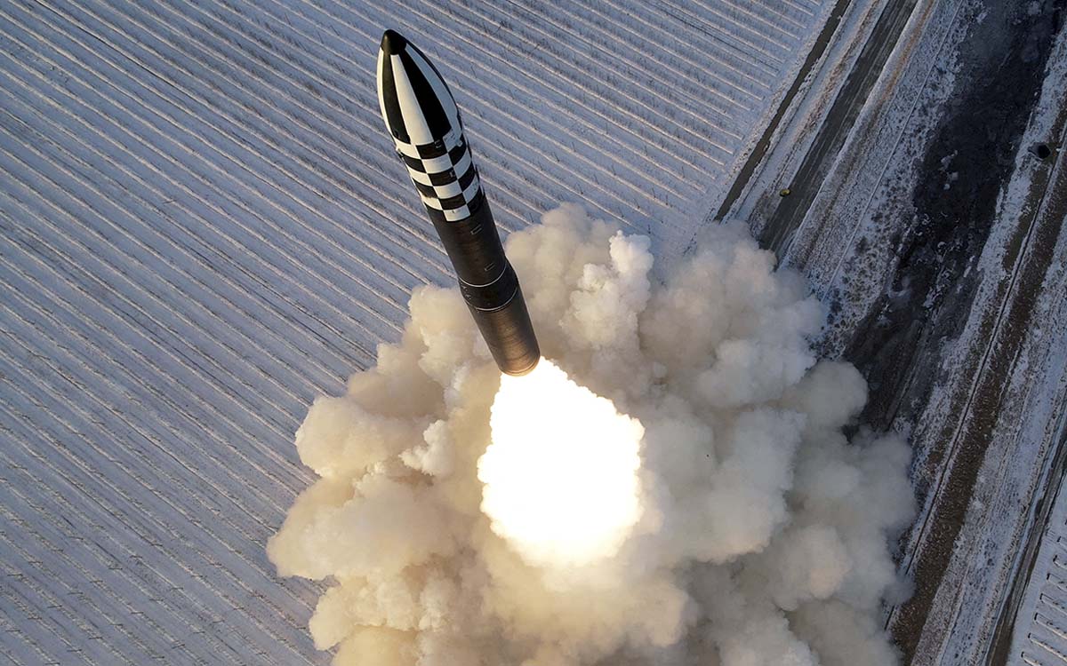 Corea del Norte lanza una decena de misiles balísticos en un repunte de tensión con el Sur