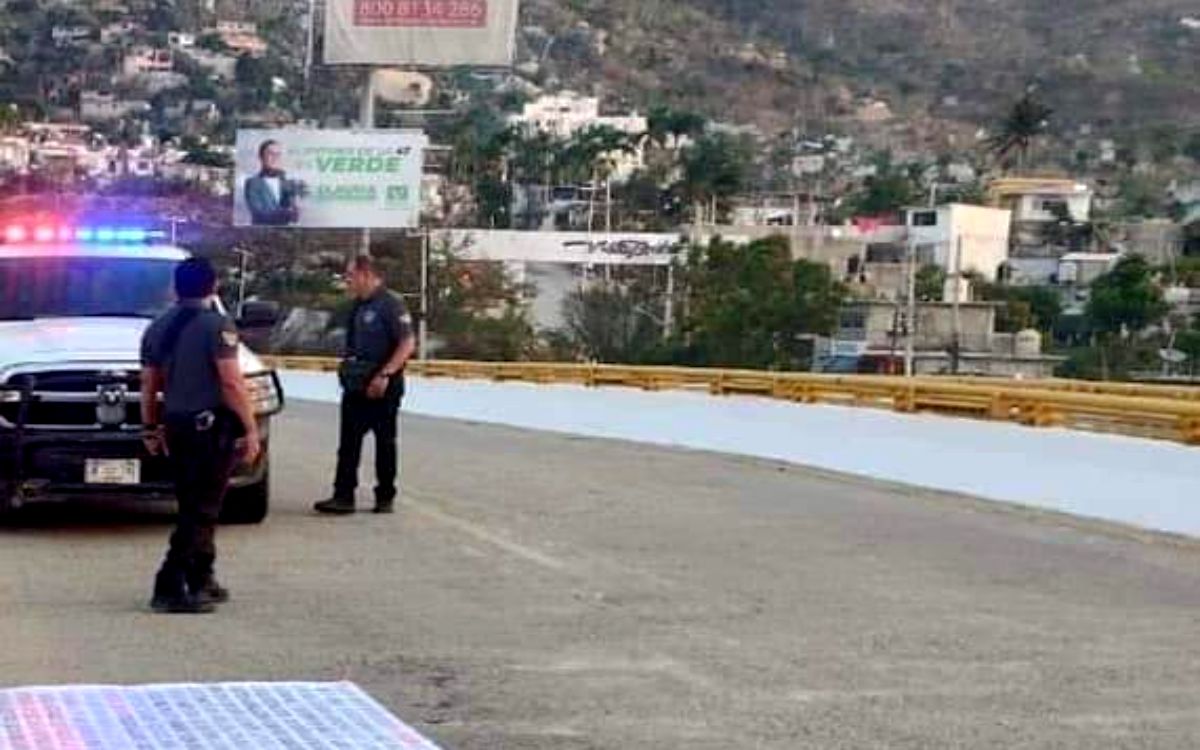 Detienen a dos personas que colgaban ‘narcomantas’ en Acapulco