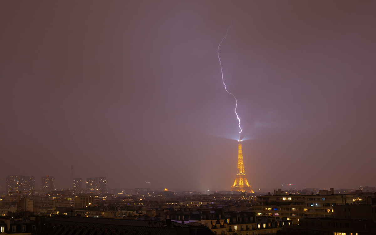 Impresionantes imágenes de la Torre Eiffel alcanzada por un rayo | Video