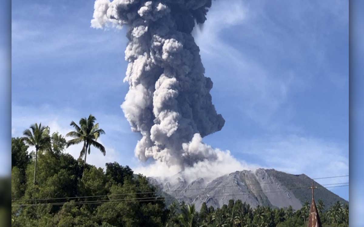 Indonesia: El volcán Ibu entra en erupción y lanza una columna de ceniza de 5,000 metros
