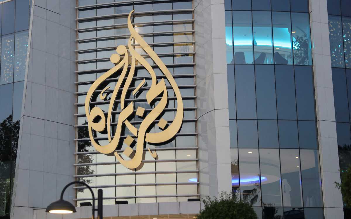 Israel cierra operaciones de Al Jazeera y allana sus oficinas