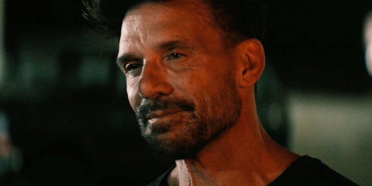 Frank Grillo muestra los resultados del entrenamiento para la temporada 2 de Peacemaker en una nueva foto