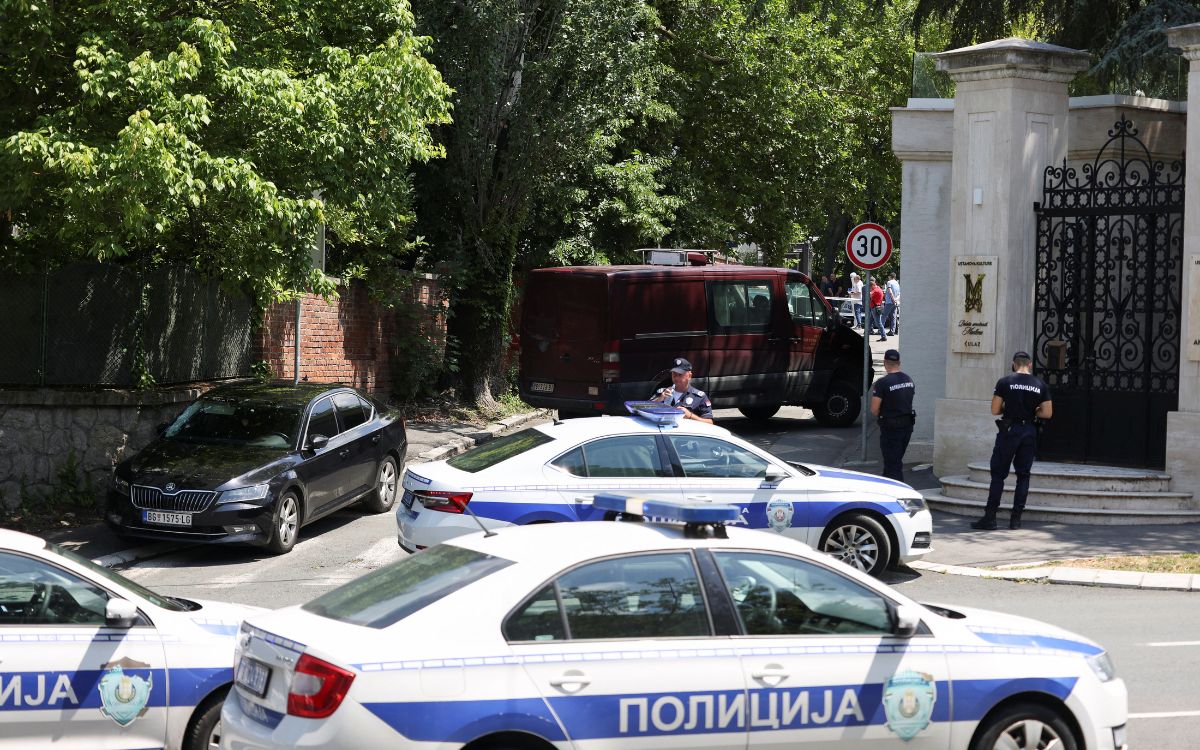 Abaten a hombre tras atacar con una ballesta a un policía en la embajada de Israel en Belgrado