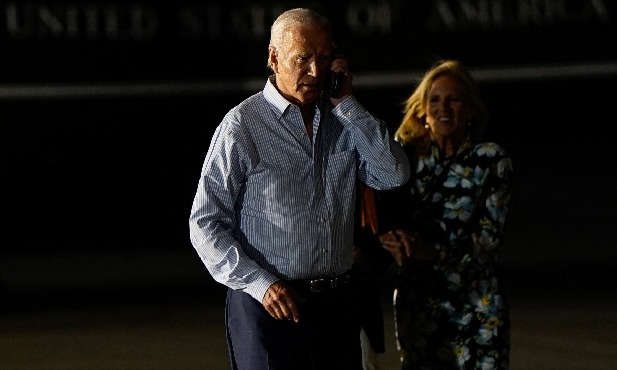 Biden hablará el domingo de su futuro político con su familia: NBC